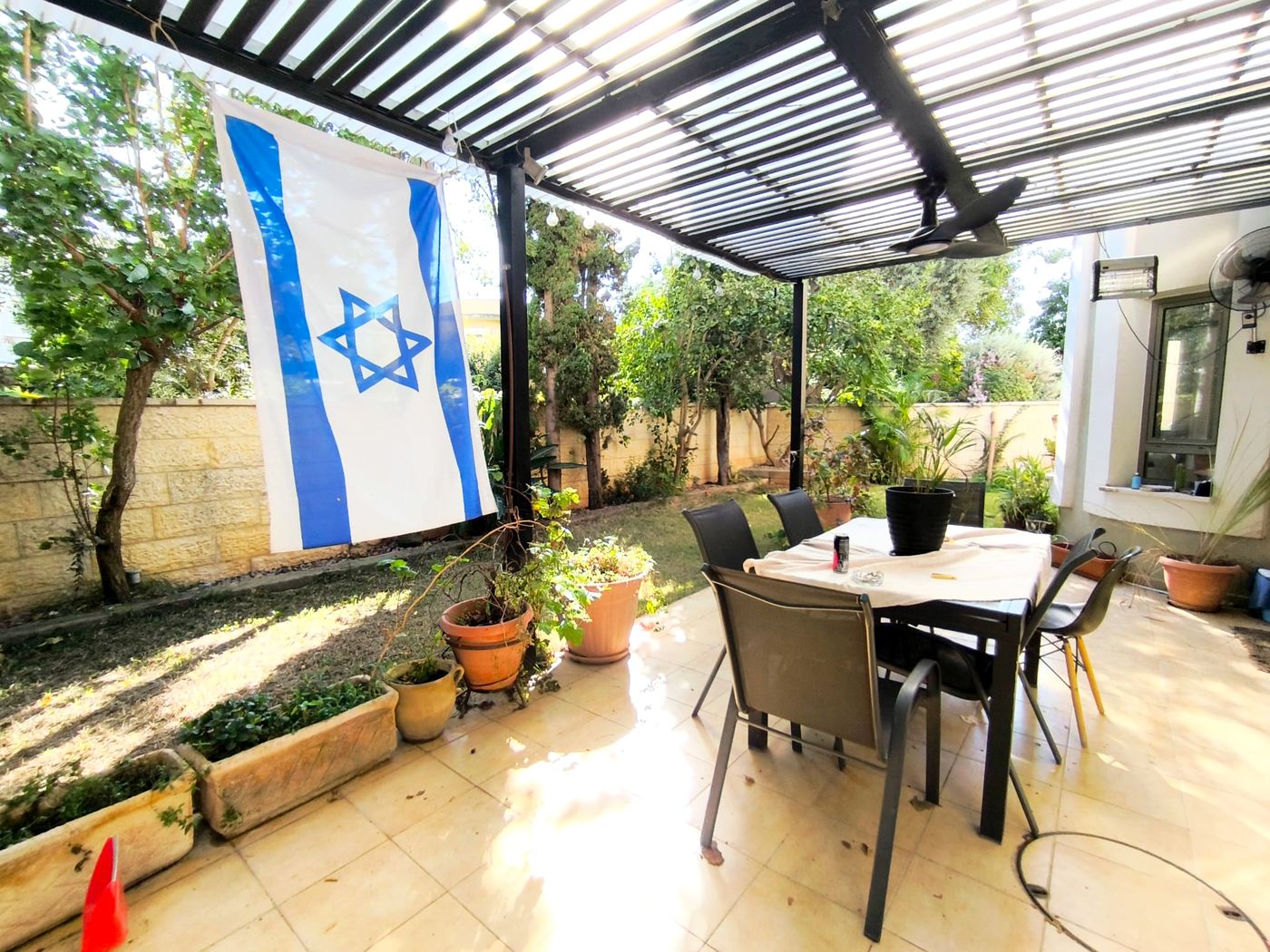 פינת ישיבה מרוצפת מתחת לפרגולה בגינה, דופלקס גן למכירה בשכונת בוכמן, מודיעין פינת ישיבה מרוצפת מתחת לפרגולה בגינה, דופלקס גן למכירה בשכונת בוכמן, מודיעין